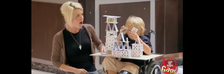 Lustiges Jass-Video: Versteckte Kamera beim Kartenhaus-Bauen